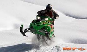 Mit Arctic Cat Snowmobilen am Rundkurs Mit Arctic Cat Snowmobilen am Rundkurs